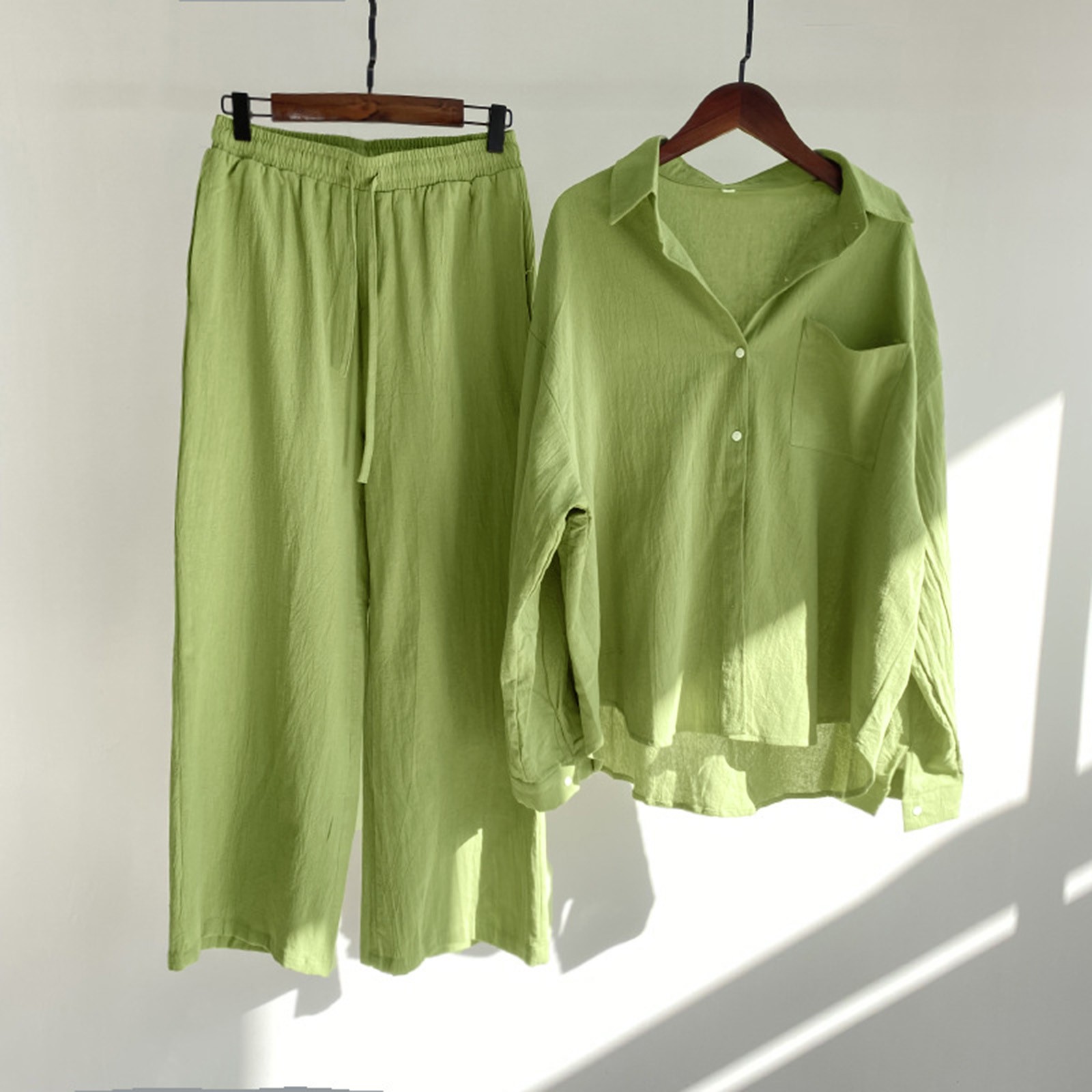 thumbnail image 2 of Conjunto informal de camisa retro de algodón con botones y pantalones cortos holgados de cintura alta con bolsillos para mujer - Conjunto de dos piezas para primavera/verano, 2 of 4